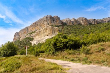 Dağlarda dar yol.
