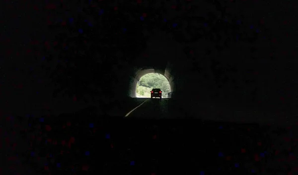 Lähteminen tunnelista . — kuvapankkivalokuva