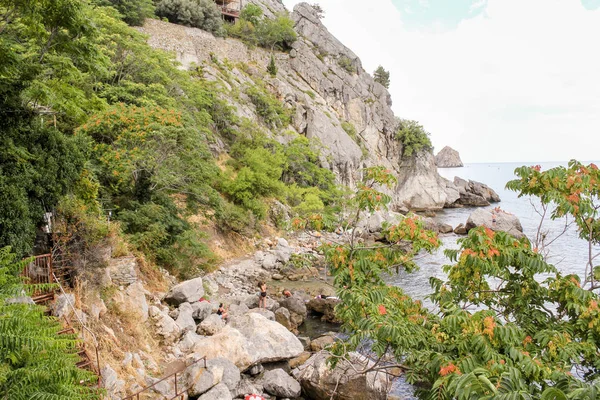 Playa cerca de las rocas . — Foto de Stock