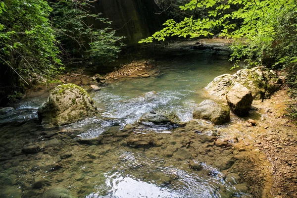 Tiszta víz hegyi-patak. — Stock Fotó