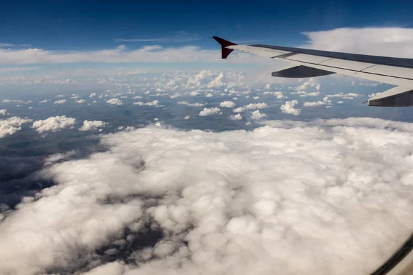 Vliegen boven de wolken. — Stockfoto