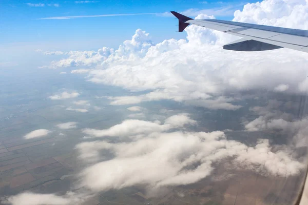 Άποψη της γης από το παράθυρο του αεροπλάνου. — Φωτογραφία Αρχείου