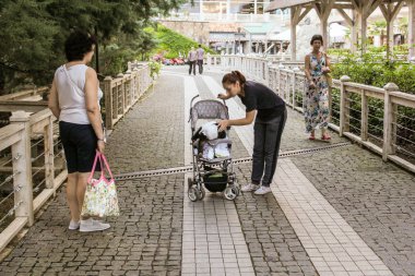 Arabasındaki bebek bir maymunla kız.