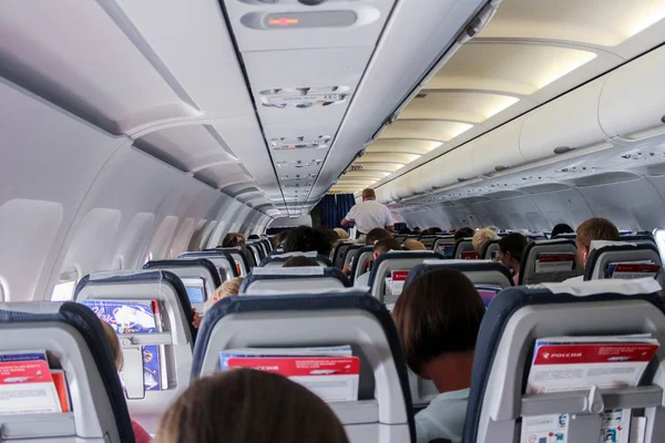 Pasajeros en el avión . — Foto de Stock