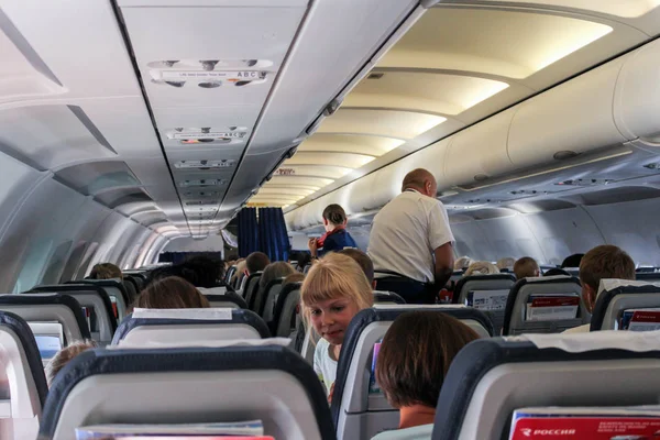 Gente en el avión . — Foto de Stock