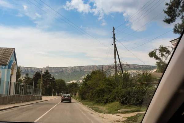 A estrada através da cidade . — Fotografia de Stock