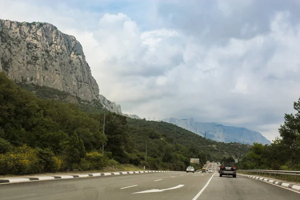 Tráfico en la carretera de montaña . — Foto de Stock