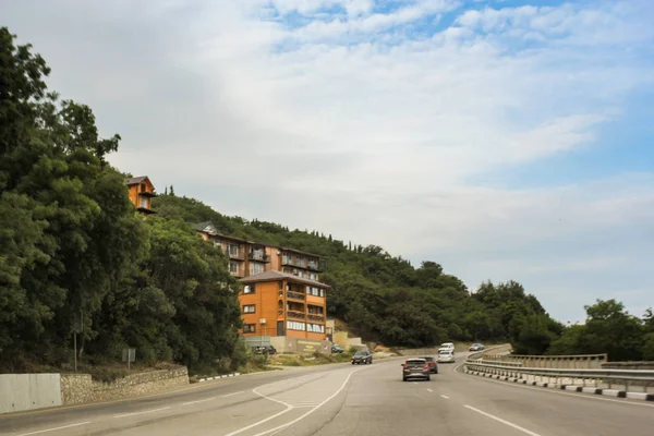 Casa junto a la autopista . — Foto de Stock