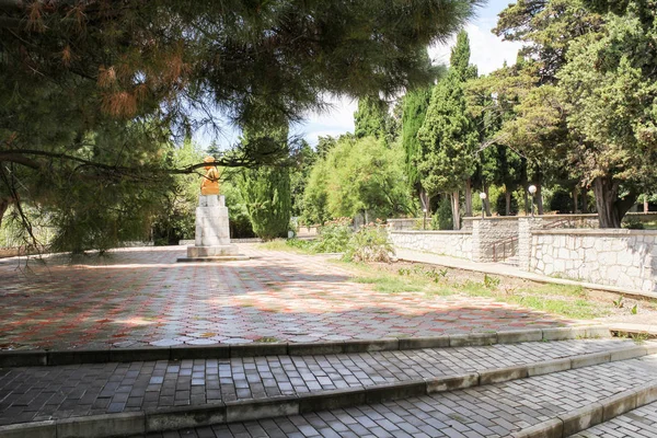 Busto de Lenin en la plaza . — Foto de Stock