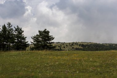 Kasvetli bulutlar tepenin üzerinden.