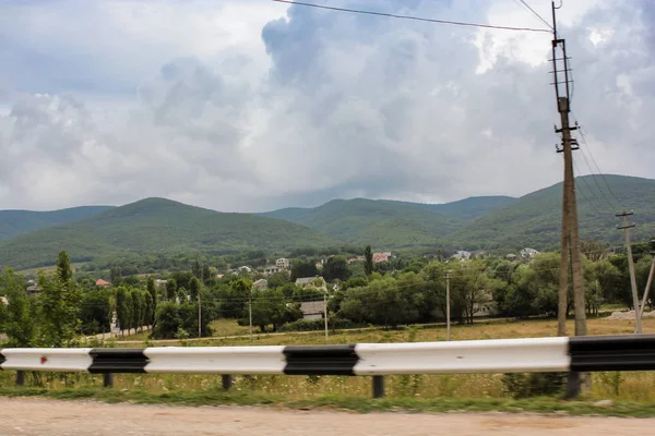 Nuages sur les collines . — Photo