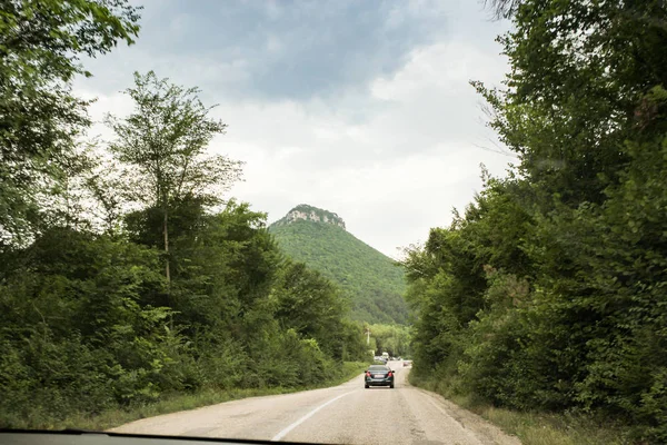 Montaña al final de la carretera . — Foto de Stock