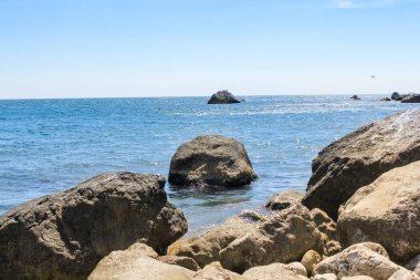 Büyük kıyı taşlar.