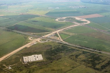 Yol altyapı üstte.