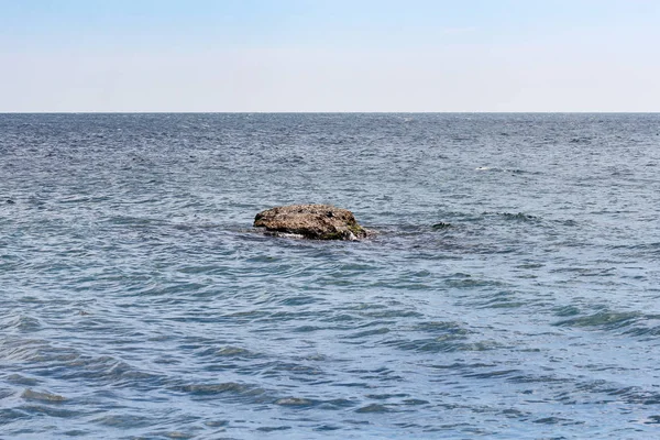 海の中の石. — ストック写真