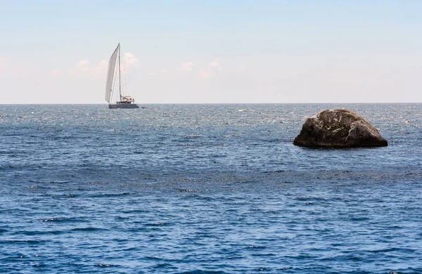 Yate en el horizonte . —  Fotos de Stock