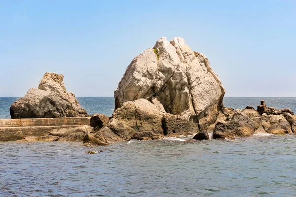 Rocas en el mar. — Foto de Stock