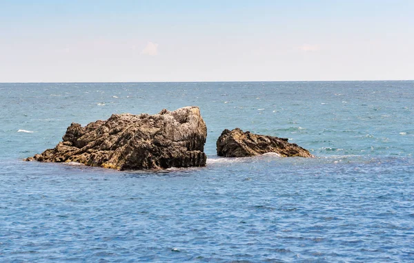 Скалы в море. — стоковое фото