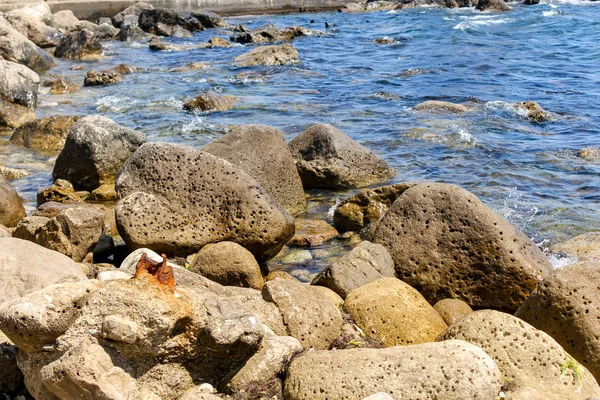 Boulders near the water. — Stock Photo, Image