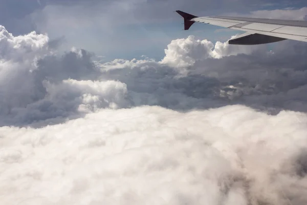 Fliegen in den Wolken. — Stockfoto
