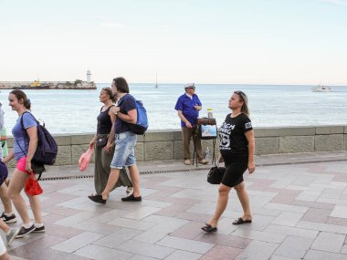 Deniz kenarındaki insanlar..