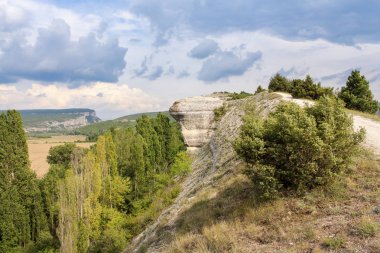 Kayanın üzerinde bulutlar.