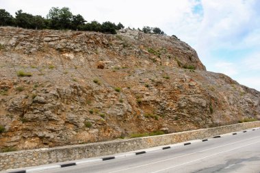 Uçurumun kenarındaki yol.