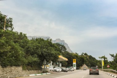 Otoyoldaki benzin istasyonu..