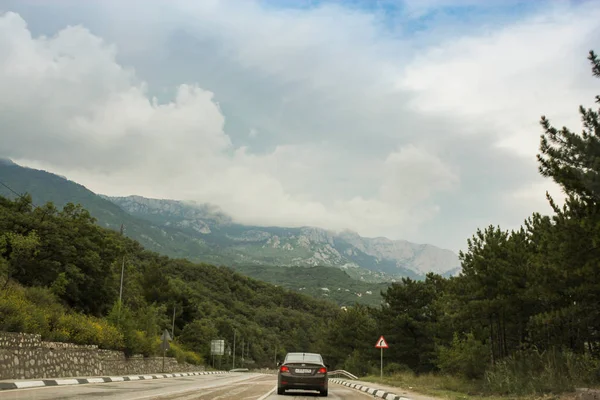 Gray clouds over the mountains. — Stock Photo, Image