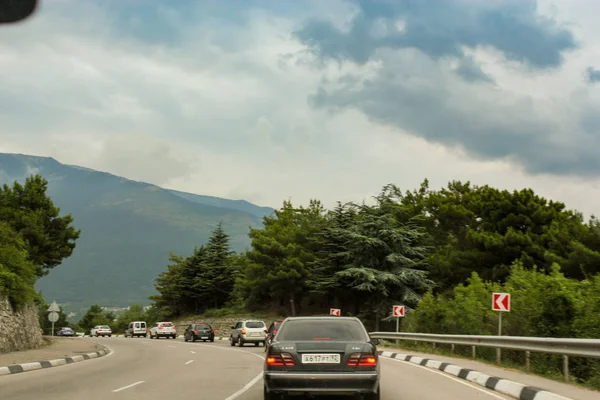 Atasco de tráfico en la carretera de montaña . — Foto de Stock