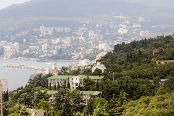 Yalta desde el balcón del hotel . — Foto de Stock