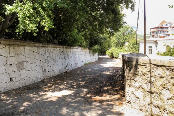 Murallas de piedra a lo largo de la calle . — Foto de Stock