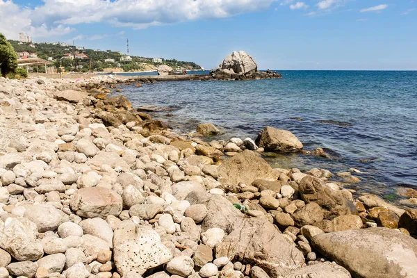 Piedras en la orilla del mar. — Foto de Stock