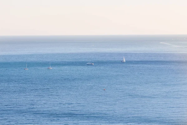 Barcos y yates en el mar . —  Fotos de Stock