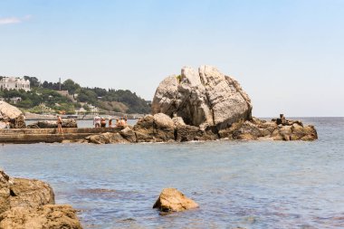 Sahilinde büyük kaya.