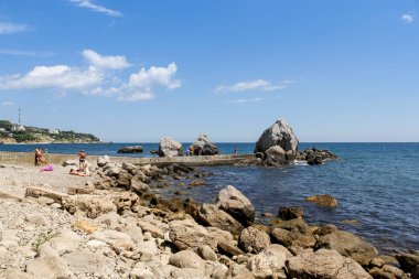 Ufuk yukarıda gökyüzü.