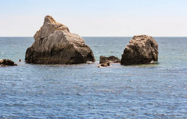 Морской пейзаж с камнями . — стоковое фото