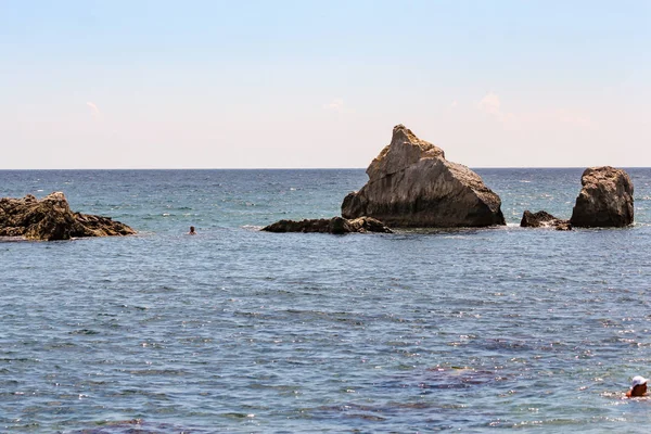 Rocas en el mar. — Foto de Stock