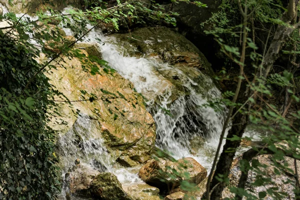 Vatten som rinner över stenar. — Stockfoto