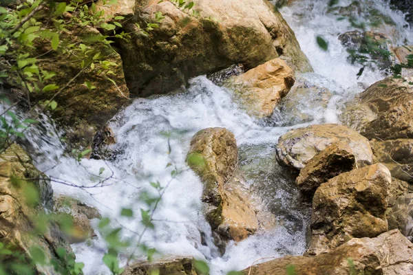 Taşlar arasında su akışı.