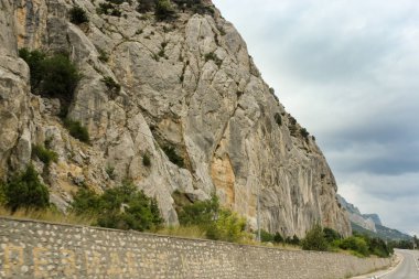 Büyük kayanın massif road yakınındaki.