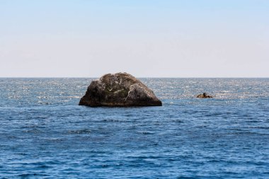 Denizde kayalar.
