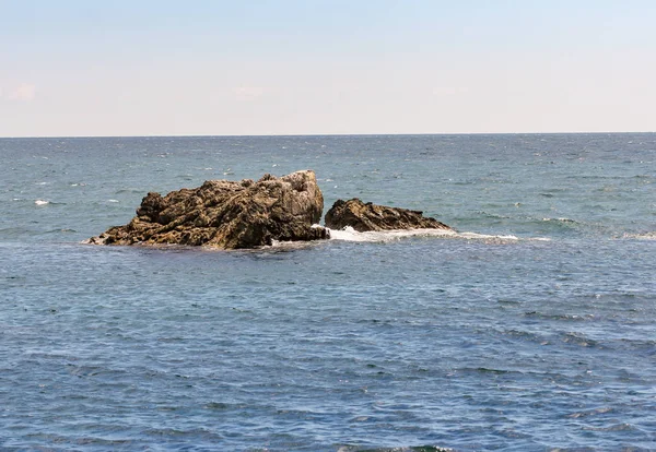 Rochas no mar. — Fotografia de Stock