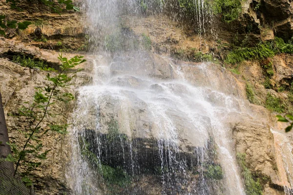 Cachoeira na rocha . — Fotografia de Stock