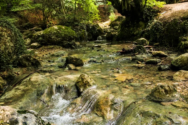 Corrente de água a correr sobre as pedras . — Fotografia de Stock