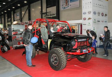 Off-Road UAZ içinde çocuklar.