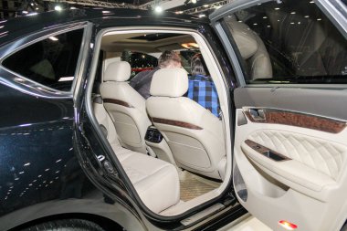 Arabanın kapısını aç..