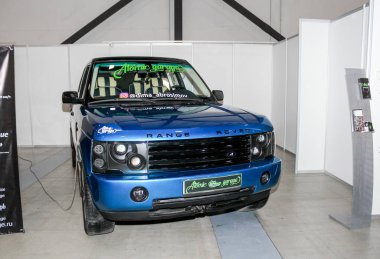 Mavi SUV Range Rover.