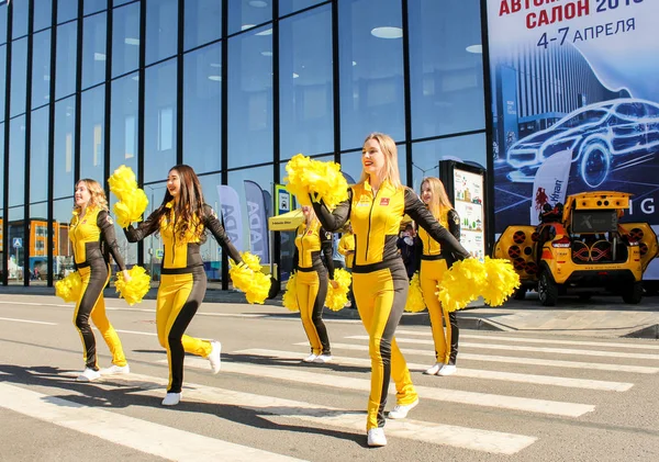 Sokakta dans eden kızlar cheerleaders.