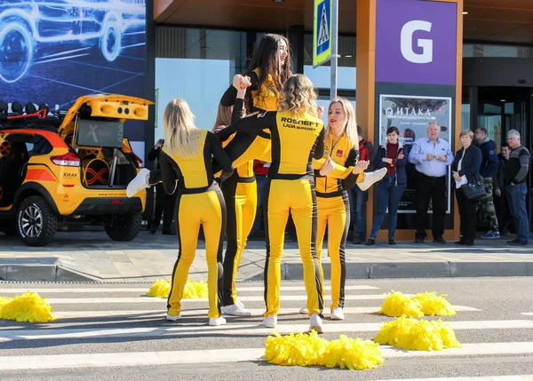 Kızlar cheerleaders tarafından gerçekleştirilen akrobasi.